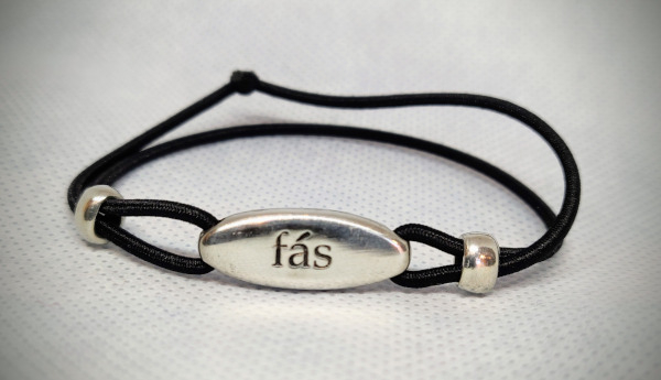 Irisches Armband in Gälisch-Englisch (fás-grow)