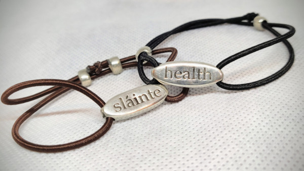 Irisches Armband in Gälisch-Englisch (sláinte-health)